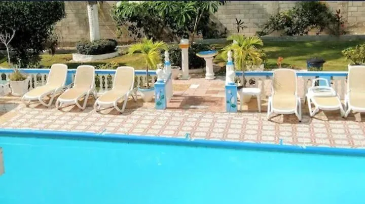 מונטגו ביי Pink Hibiscus Bed And Breakfast 0*, מונטגו ביי ג'מייקה