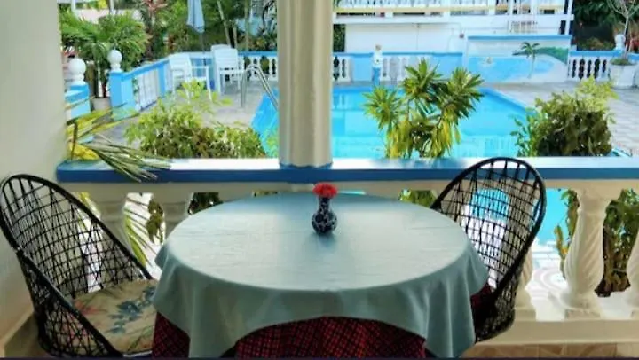 וילה מונטגו ביי Pink Hibiscus Bed And Breakfast