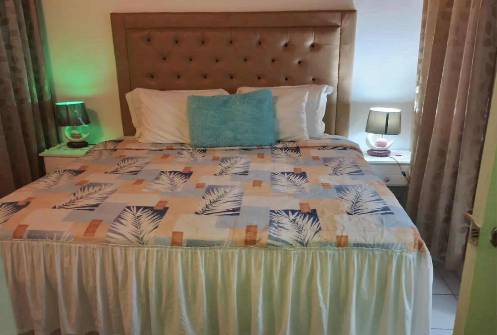 וילה מונטגו ביי Pink Hibiscus Bed And Breakfast