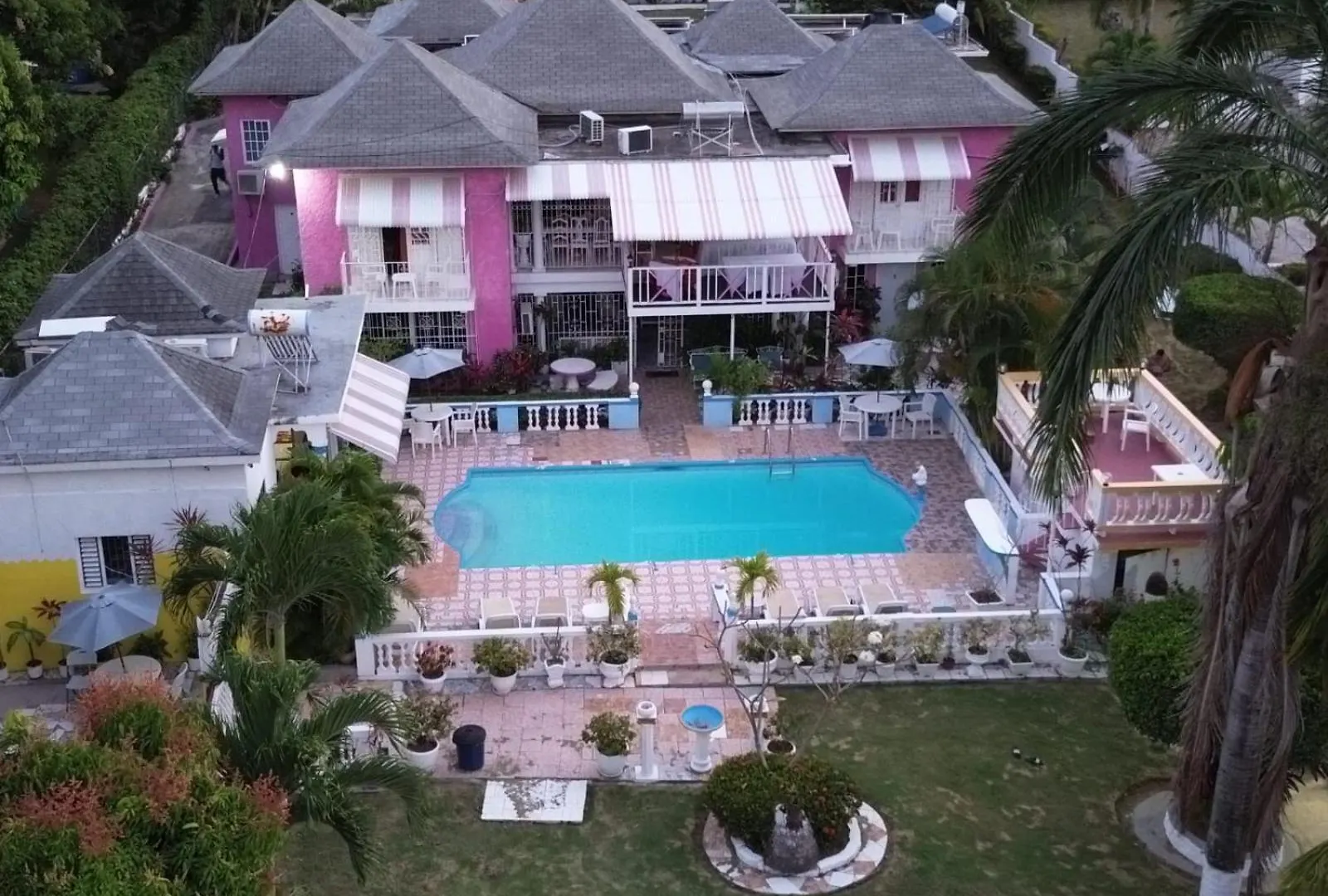 מונטגו ביי Pink Hibiscus Bed And Breakfast ג'מייקה