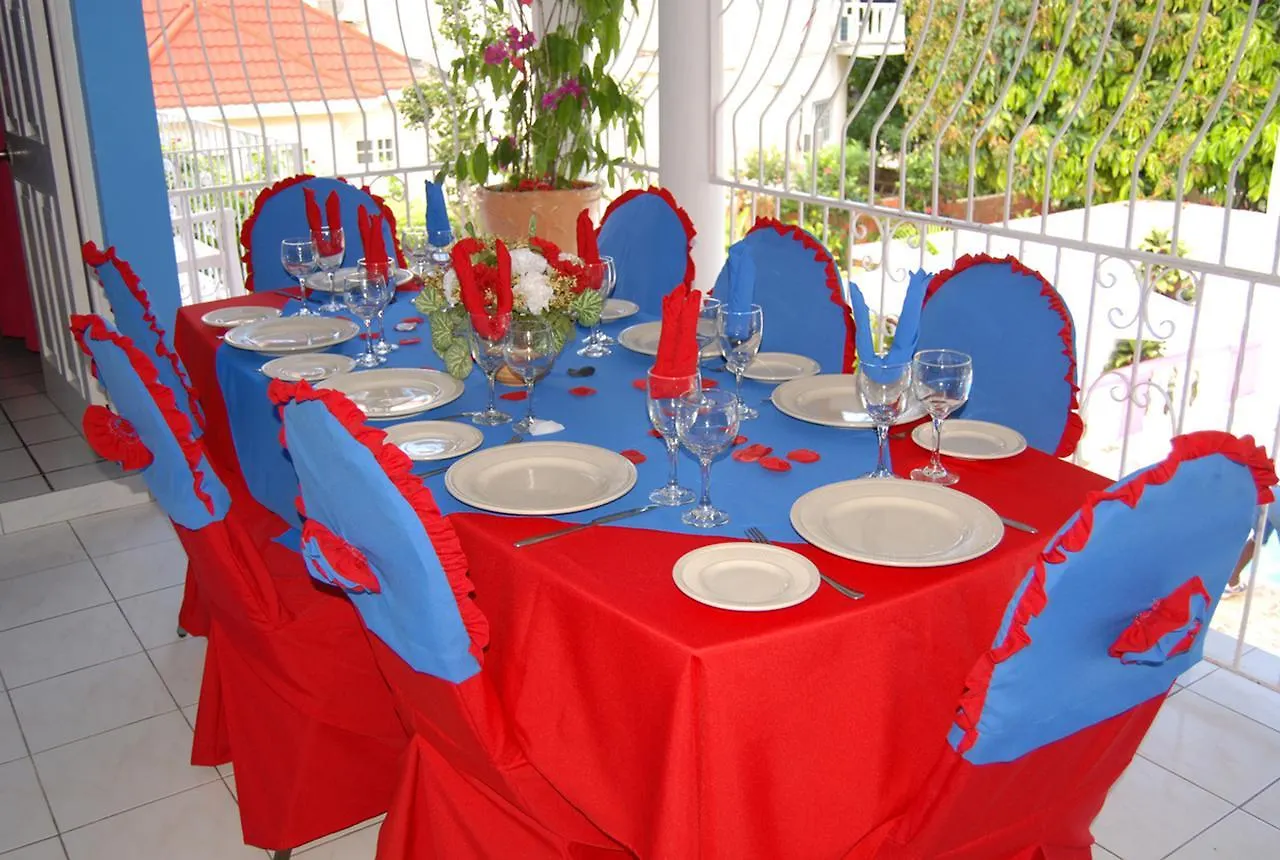 וילה מונטגו ביי Pink Hibiscus Bed And Breakfast ג'מייקה
