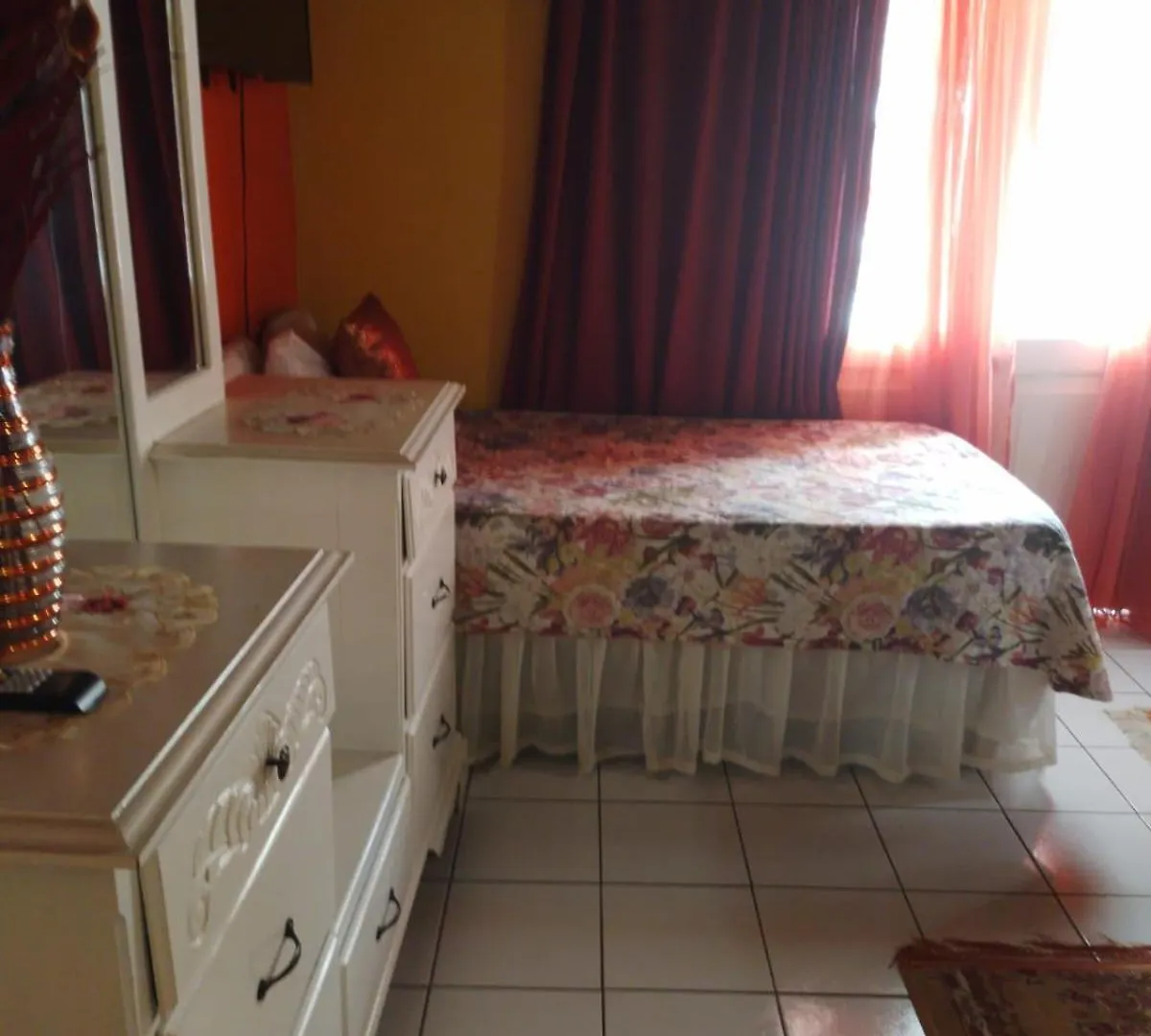 וילה מונטגו ביי Pink Hibiscus Bed And Breakfast ג'מייקה